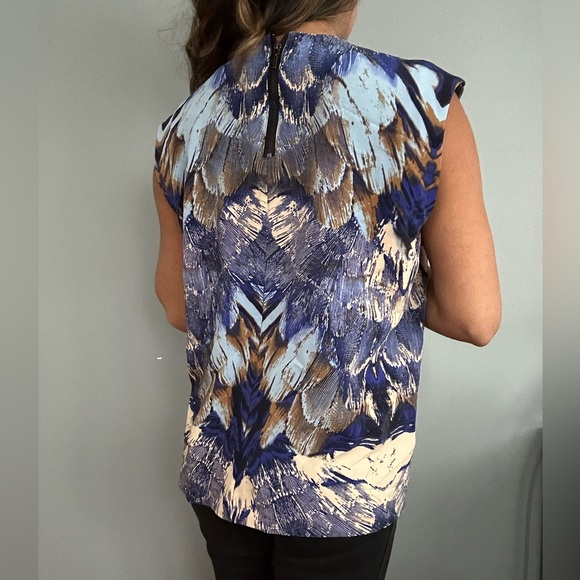 Blue patterned sleeveless blouse - Picture 3 of 5